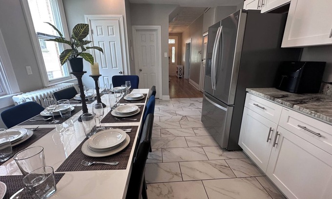 Perry North Casa | HUGE updated 4 BR - 2.5 bath w/ free parking
