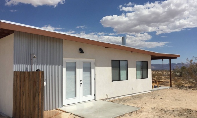 Joshua Tree Cabina | Huge Views in North Joshua Tree w/ Outdoor Bathtub & Shower