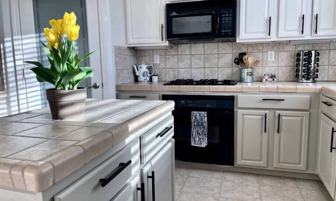 West Sacramento Casa | Huge w/ Pool & BBQ, Family & Pet friendly, Garage