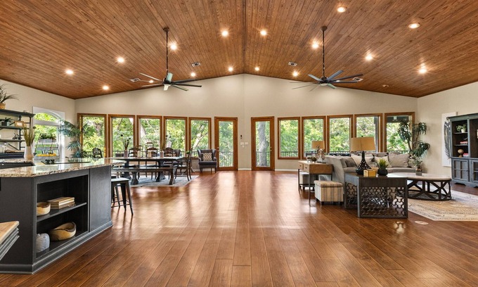 McQueeney Casa | Huge Waterfront Lodge: Sleeps 30, Perfect for Reunions & Retreats!