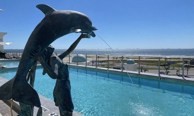 Galveston Condominio | HUGE WRAPAROUND BALCONY! EMERALD #701 LUXURY 3BDRM/2.5B CONDO! POOL&HOT TUB