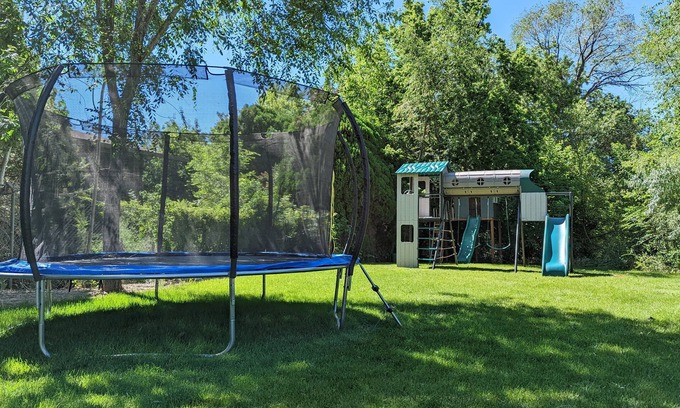Sunset Heights Casa | Huge Yard. Hot Tub. Playground. Trampoline.