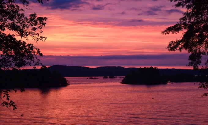 Ore City Cabaña | Huguenot Lakefront Storybook Cottage