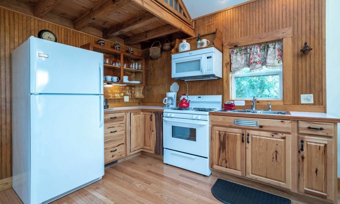 Ore City Cabaña | Huguenot Lakeside Cottage, 2-bedroom Plus Loft on Lake O' the Pines