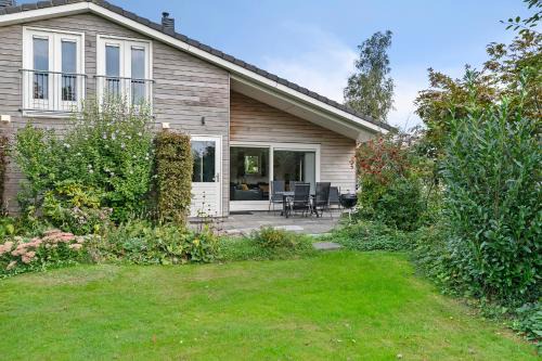 Grou Casa | Huis Mosk heeft grote tuin op het zuiden en nabij meer