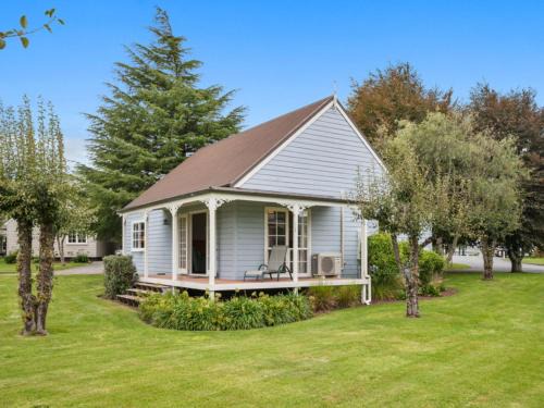 Rangatira Park Casa | Huka Falls Cottage - Lake Taupo Holiday Home