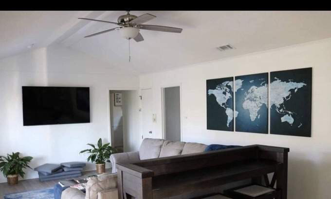 Saint Elmo Casa | Humble House 3 bedroom 2 bath w/outdoor lounge