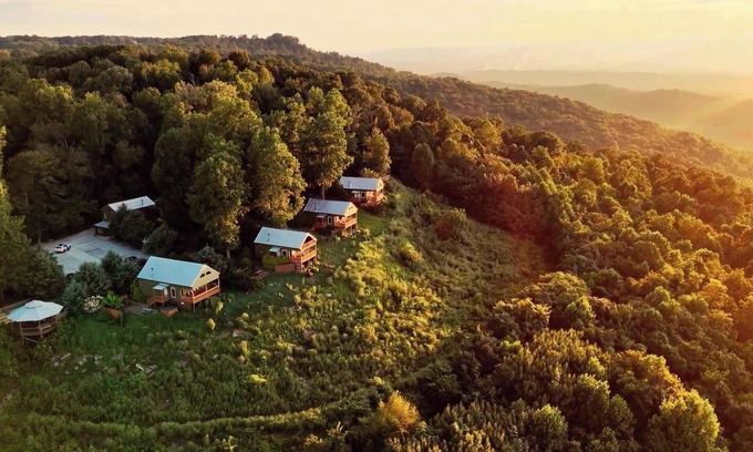 Bryant Cabina | Hummingbird Cabin with a private hot tub!