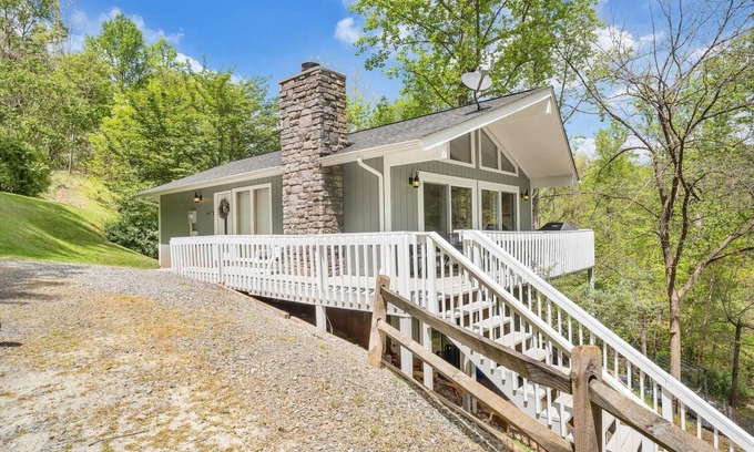 Moneta Cabaña | Hummingbird Cottage- charming cottage in quiet cove close to Bridgewater!