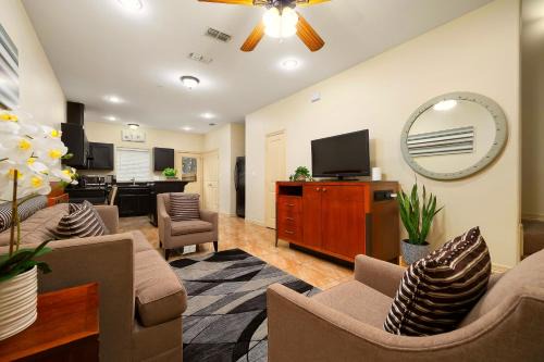 Pharr Apartamento | Hummingbird Haven 7 w King bed free parking Patio