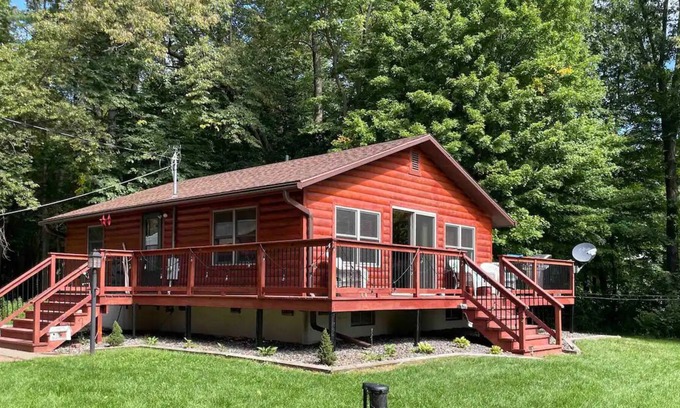 Birchwood Casa | Hummingbird Haven Lakefront Cabin on Lake Chetac