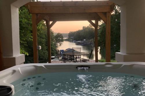 Barium Springs Casa | Hummingbird Home by AvantStay Boat House Dock