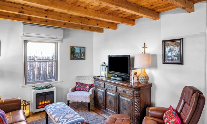 Southside Casa | Hummingbird House, 3BD/2BA Charmer, Firepit, Patio