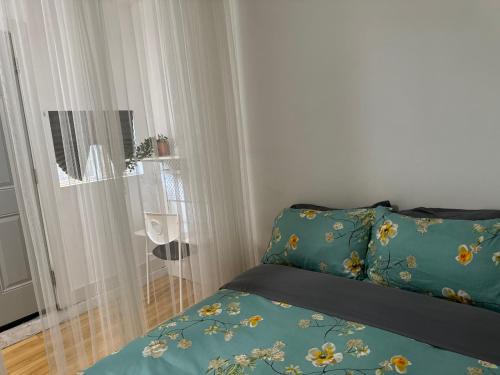 Sunrise Manor Casa | Hummingbird's Retreat-One bedroom-private bath-private entry door