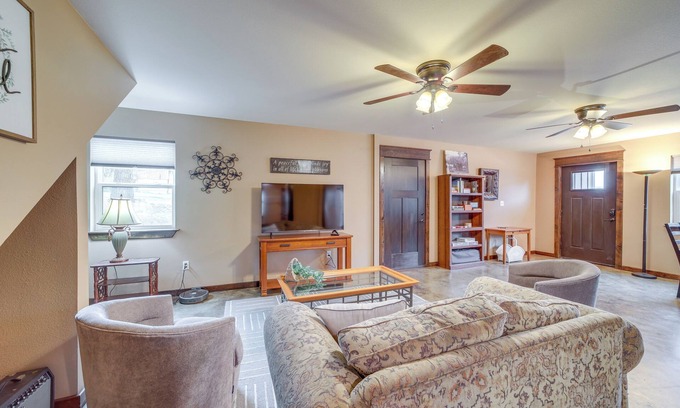 Daisy Casa | Hunt, Fish & Enjoy the Outdoors: Rural Atoka Home