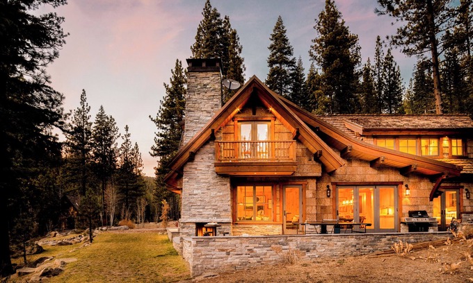 Truckee Villa | Sereno finca privada en el bosque | Justo en el río Truckee ❤ por AvantStay