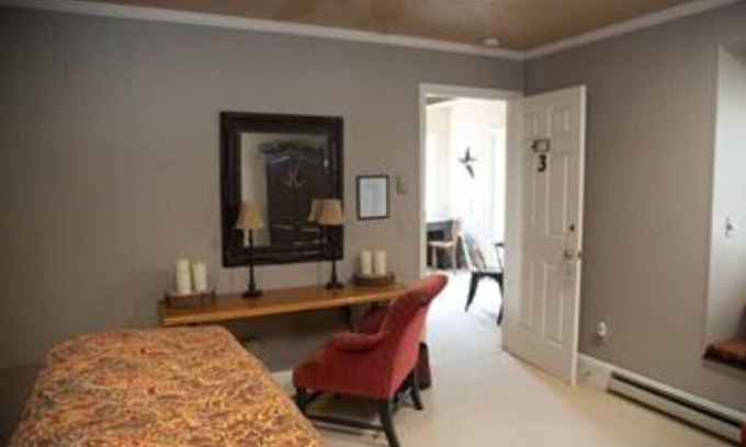 South Fork Cama Y Desayuno | Hunter's Hideaway GUESTROOM at Arbor House Inn Bed & Breakfast on the River