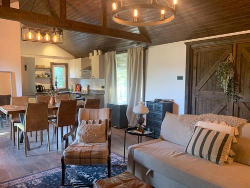 Ashford Casa | Hunters Lodge - Rustic farm stay