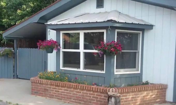Bayfield Cabaña | King Bed, Views & Peace in Bayfield Guest House