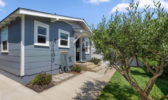 Huntington Beach Casa | Huntington Beach Bungalow half mile to sand & pier in downtown HB