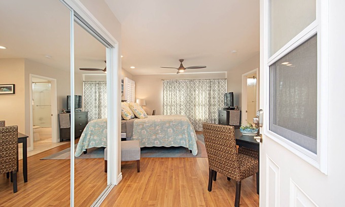 Huntington Beach Apartamento | Huntington Beach Studio Blocks To The Beach And Downtown Studio Bedroom Apts by RedAwning