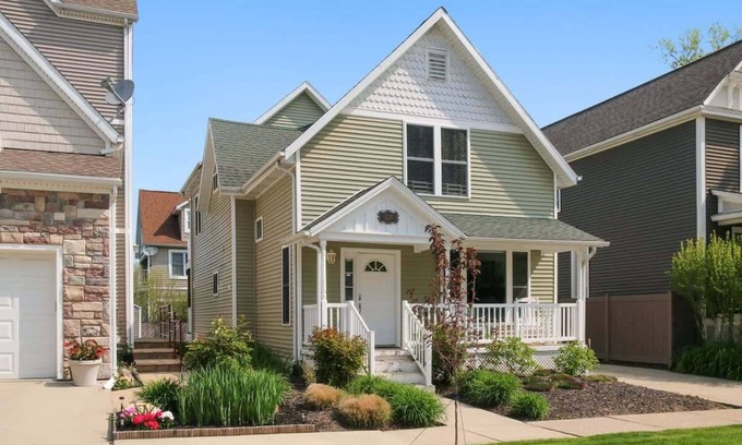 South Haven Casa | Huron Cottage, 3 Bedroom Near Downtown South Haven and Beach | Dog Pet Friendly