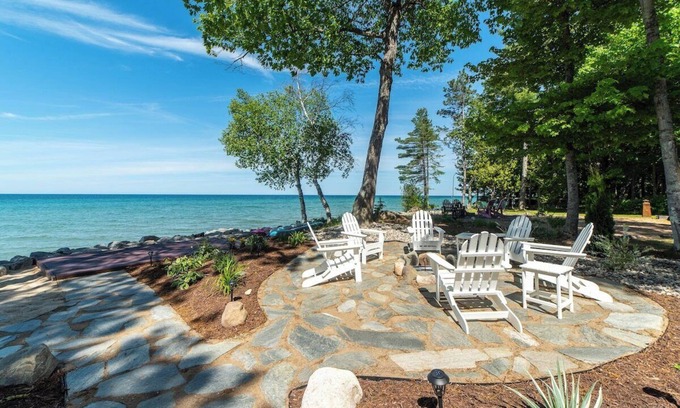 Cheboygan Casa | Huron Helm · Lake Front*Hot Tub*Fire Pit*Kayaks*Arcade Games*