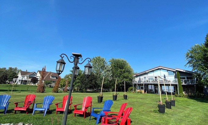 Ashfield-Colborne-Wawanosh Cabaña | Huron waterfront cottage 8bed/4bath 20+guests/Hotub/2pets/ outshower/beach.
