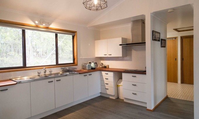 Bingie Cabaña | Hurstwood Cottage where beach and bush combine
