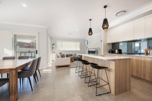 Central Mudgee Casa | 'Huxley House' An Elegant Mudgee Retreat with Backyard