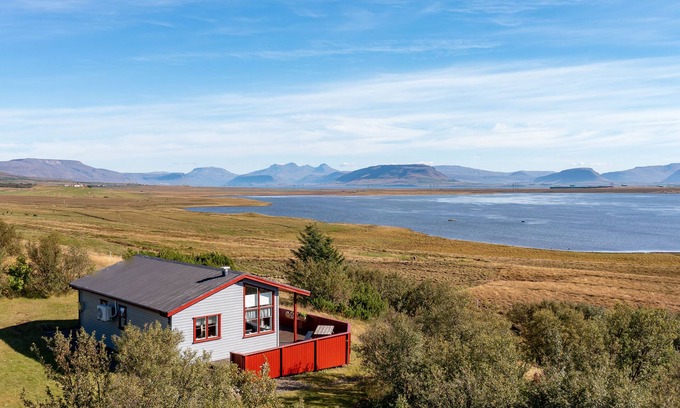 Hvalfjarðarsveit Cabaña | Hvalfjarðarsveit Cottage with Large Wooden Deck, Mountain View + Great Location