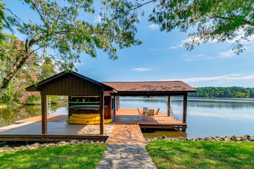 Semora Casa | Hyco Lake Escape with Deck and Dock Families Welcome!