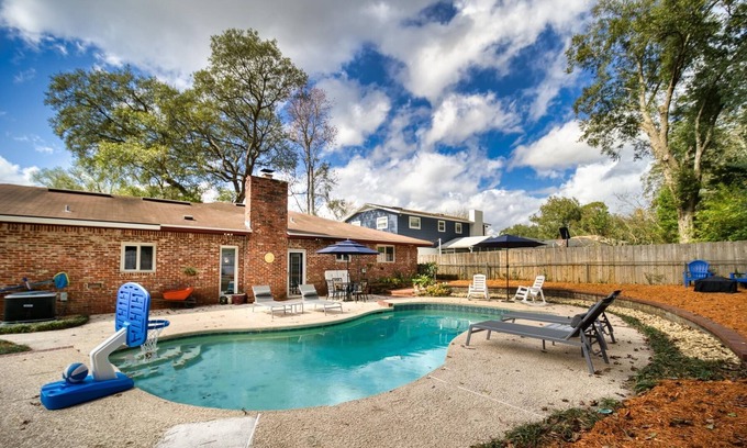 Hyde Park Casa | ~Hyde Park Sleeps 12 Heated Pool by Golf Club~