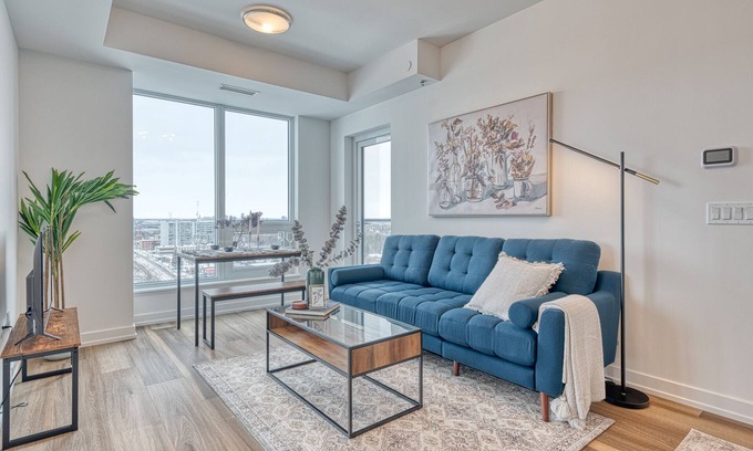 Kitchener Apartamento | Hydropool Spa HotTub/Bowling Alley/Patio/BBQ/Games - Gorgeous Corner Condo