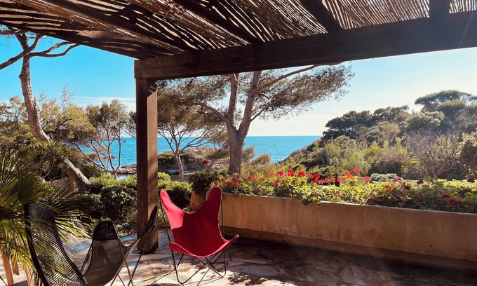 Giens Casa | Hyères waterfront villa feet in the water