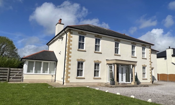 Llanbedrgoch Casa | Hyfryd Le- Casa de lujo con bañera de hidromasaje, ideal para huéspedes con movilidad reducida