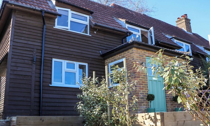Forest Row Cabaña | HYRST RISE, pet friendly, character holiday cottage in Forest Row