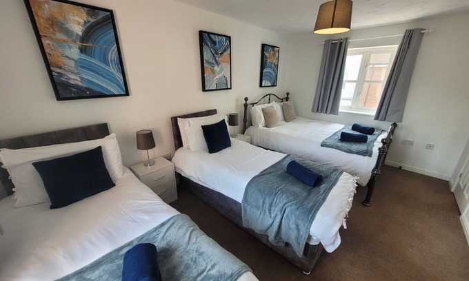 Colchester Casa | Hythe House – Stylish 3BR Stay Close to Colchester Centre & Transport