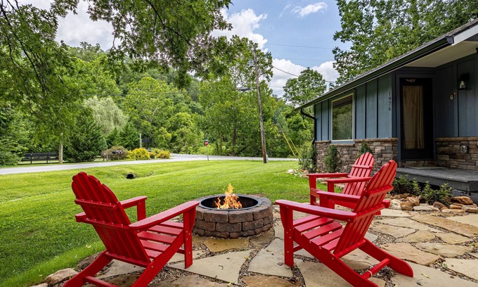 Gatlinburg - Pigeon Forge Cabaña | I Do: Romantic Smokies Cabin!