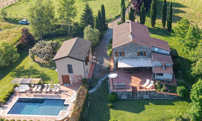 Aulla Villa | Bonita villa con piscina y espectaculares Privado Vistas de los Alpes Apuanos