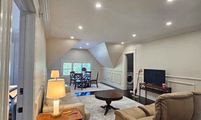Fredericton Apartamento | I.O.D.E. Clark House Top Floor Apartment