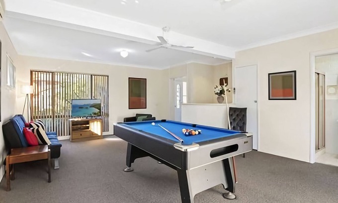 Surfside Casa | Large family home, boat parking, pet friendly and close to the beach