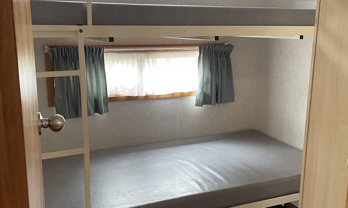 Strathmerton Cabina | IBIS Cabin, Sleeps 6, 3 bedroom, 1 x bathroom, living and kitchen,BBQ Deck Area.