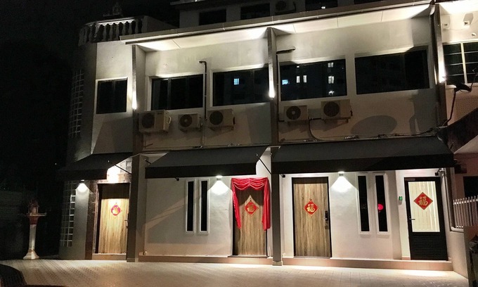 Downtown George Town Casa | iBook6 Deluxe Family Suite for 4 by iBook Homestay