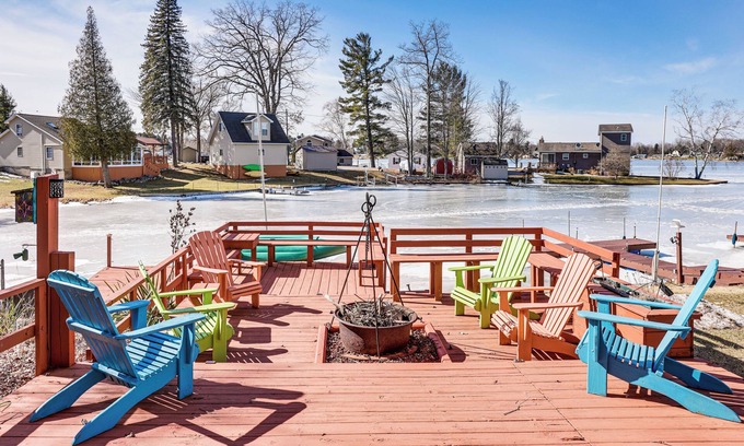Farwell Casa | Ice Fish, Hunt & Explore: Farwell Home on Lake