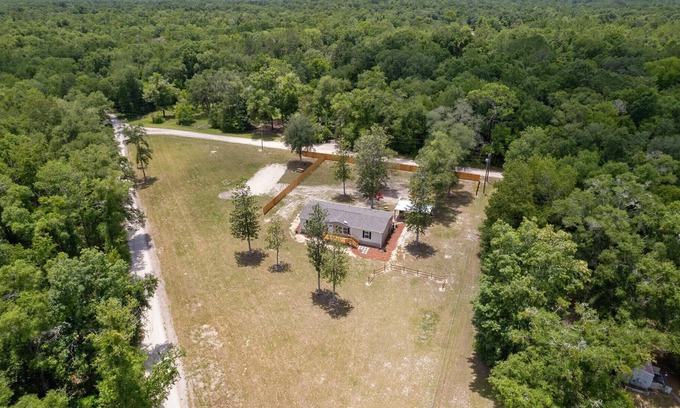 Lake City Casa | Ichetucknee Springs 2 MI - Fire Pit, Pavilion, & Grill