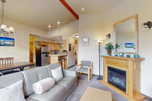 Downtown Leavenworth Casa | Icicle Village Resort 508: Alpine Aurora