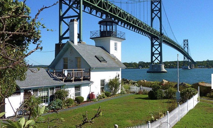 Adamsville Casa | Iconic Bristol Ferry Lighthouse