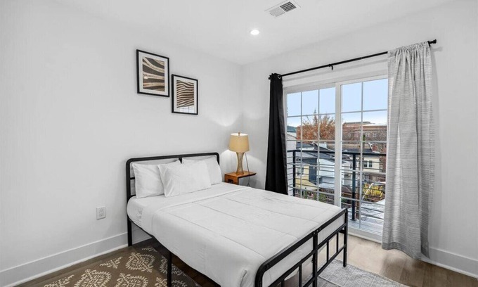 Petworth Cama Y Desayuno | Iconic DC Unit | Stunning Views | Graceful Balcony