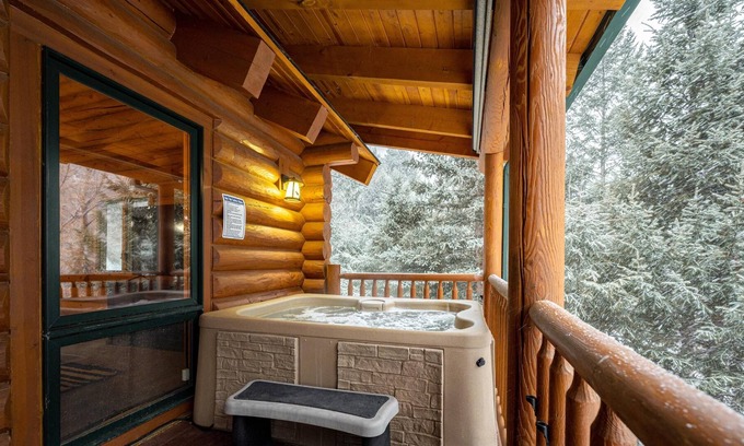 Idaho Springs Cabina | Iconic Log Cabin Escape Idaho Springs Hot Tub